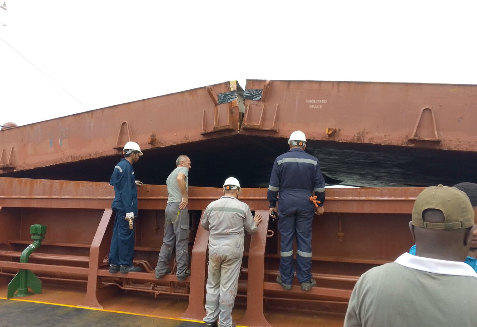 Opening of a vessel hatch during discharge operations